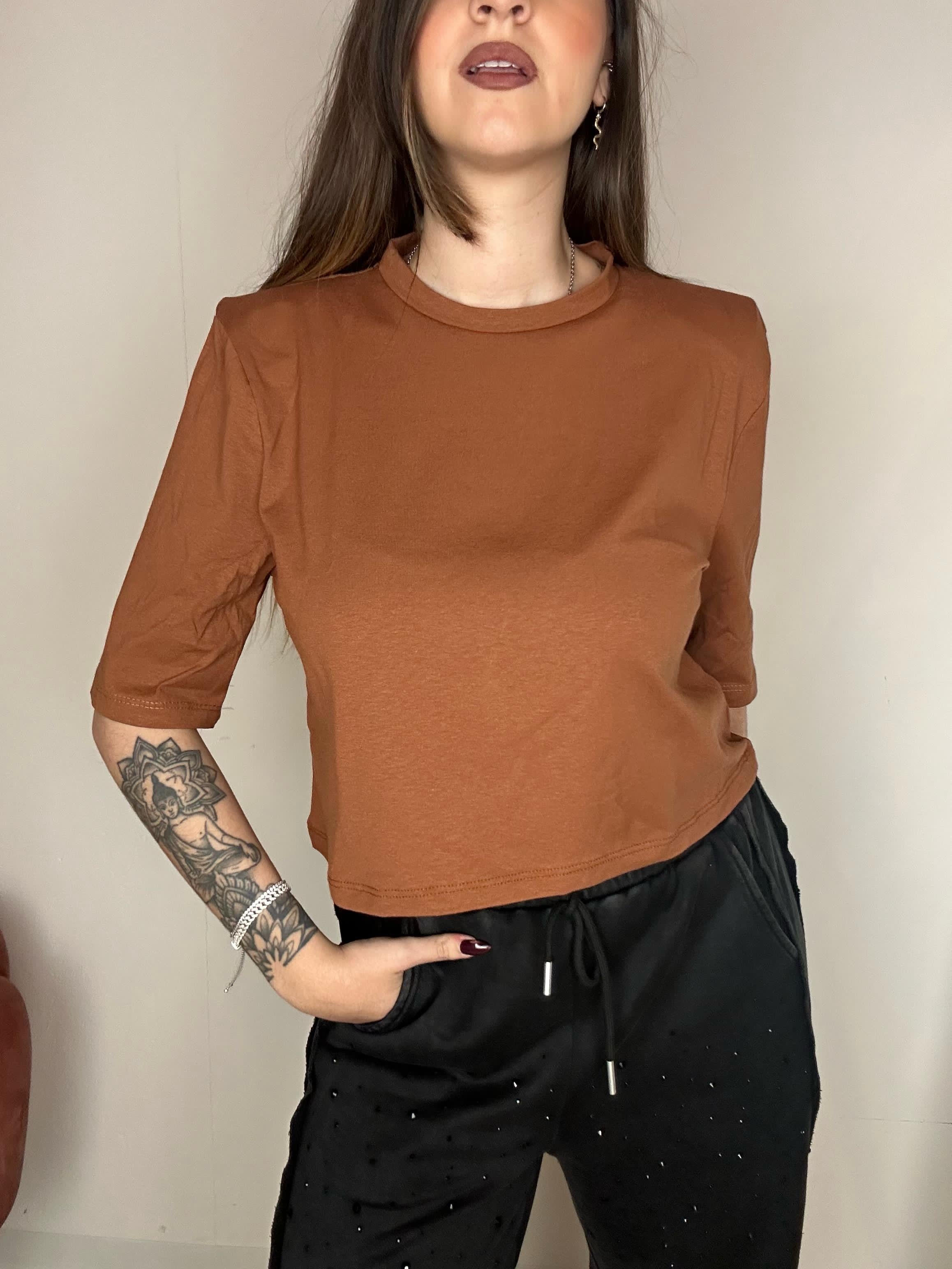 T-shirt “Basically”.