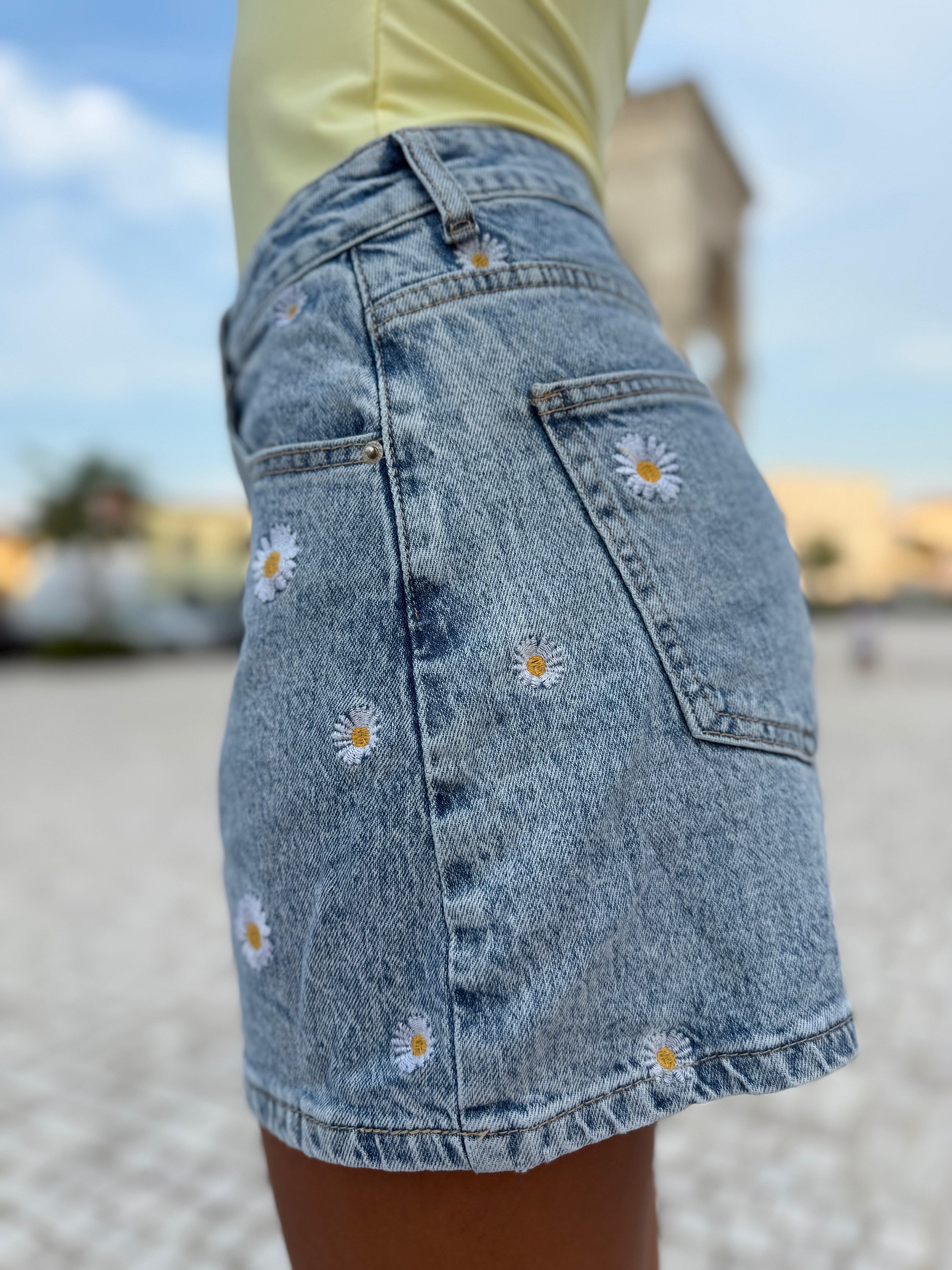 Short “Sunny Daisy”