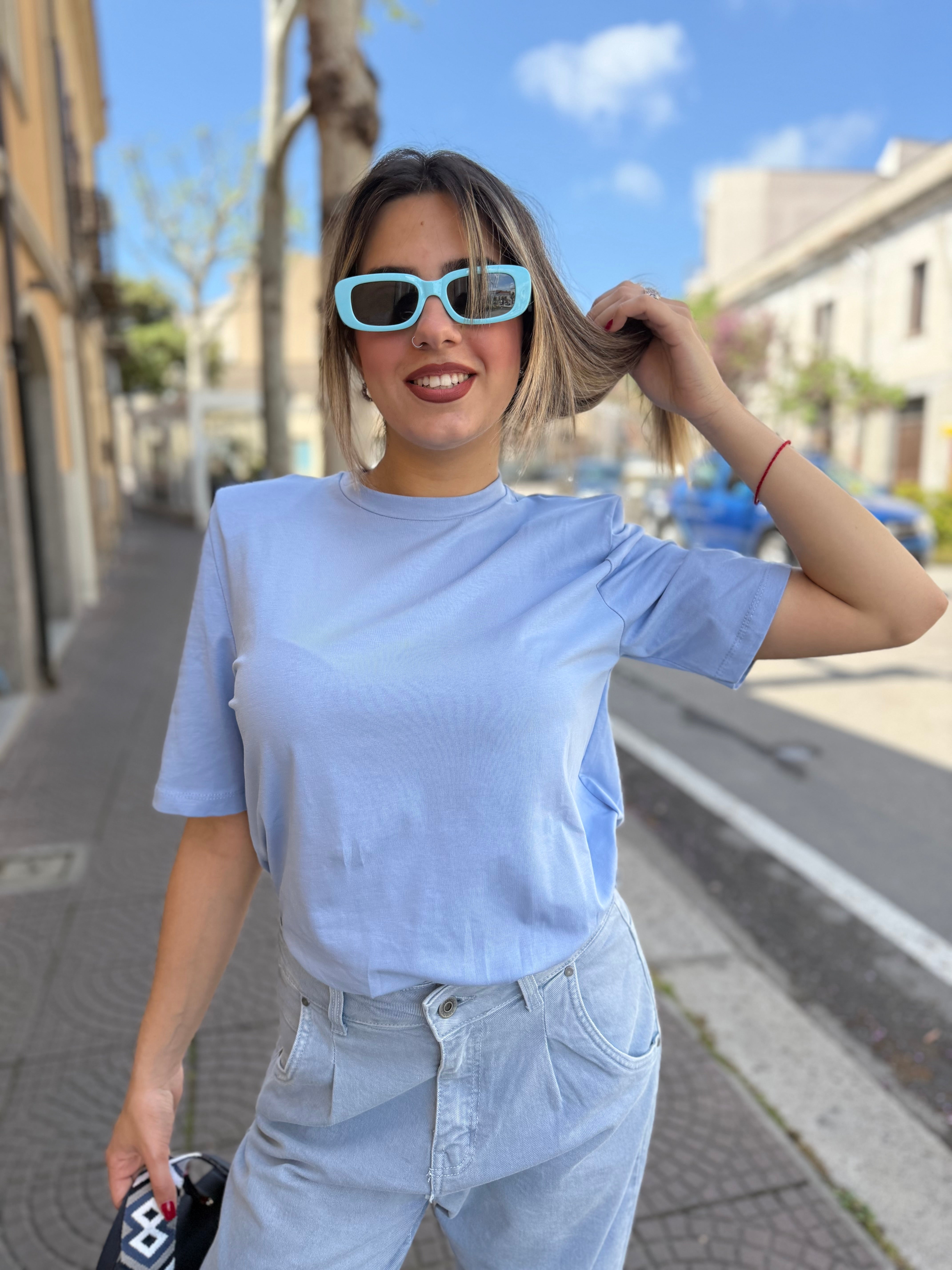 T-shirt “Basic vibes ” azzurra