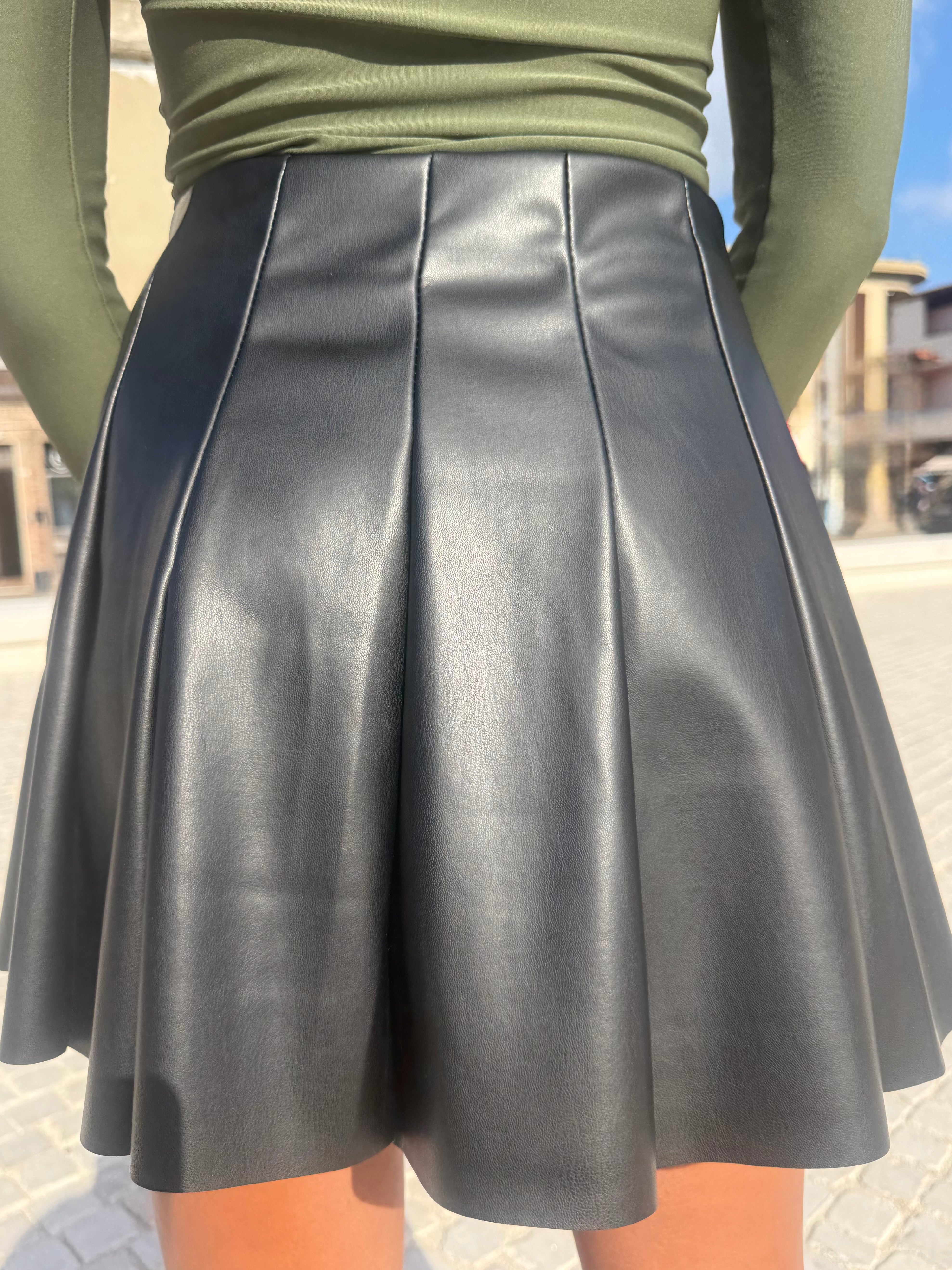 Gonna “Leather Chic”