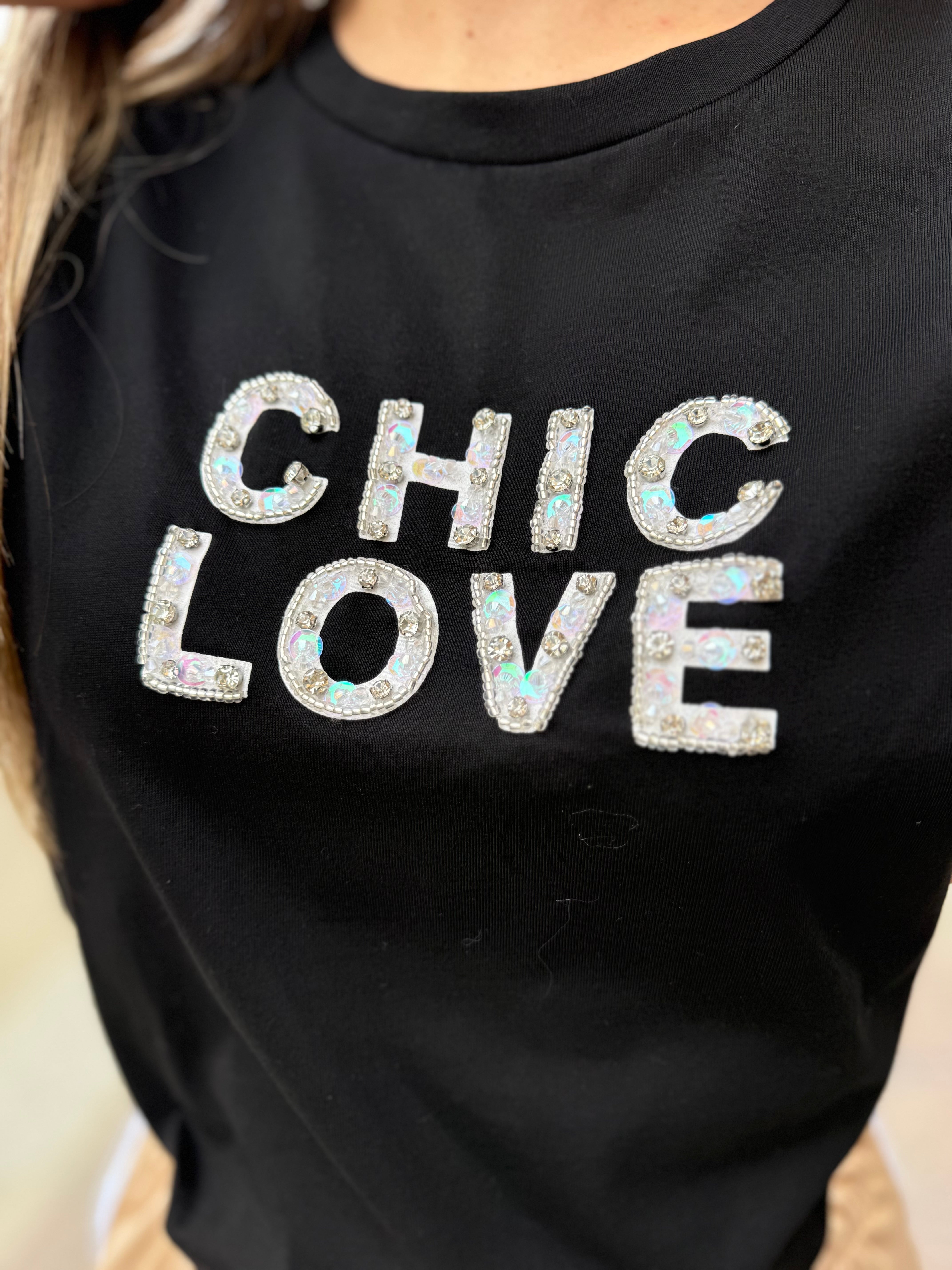 T-shirt “Chic love” nera