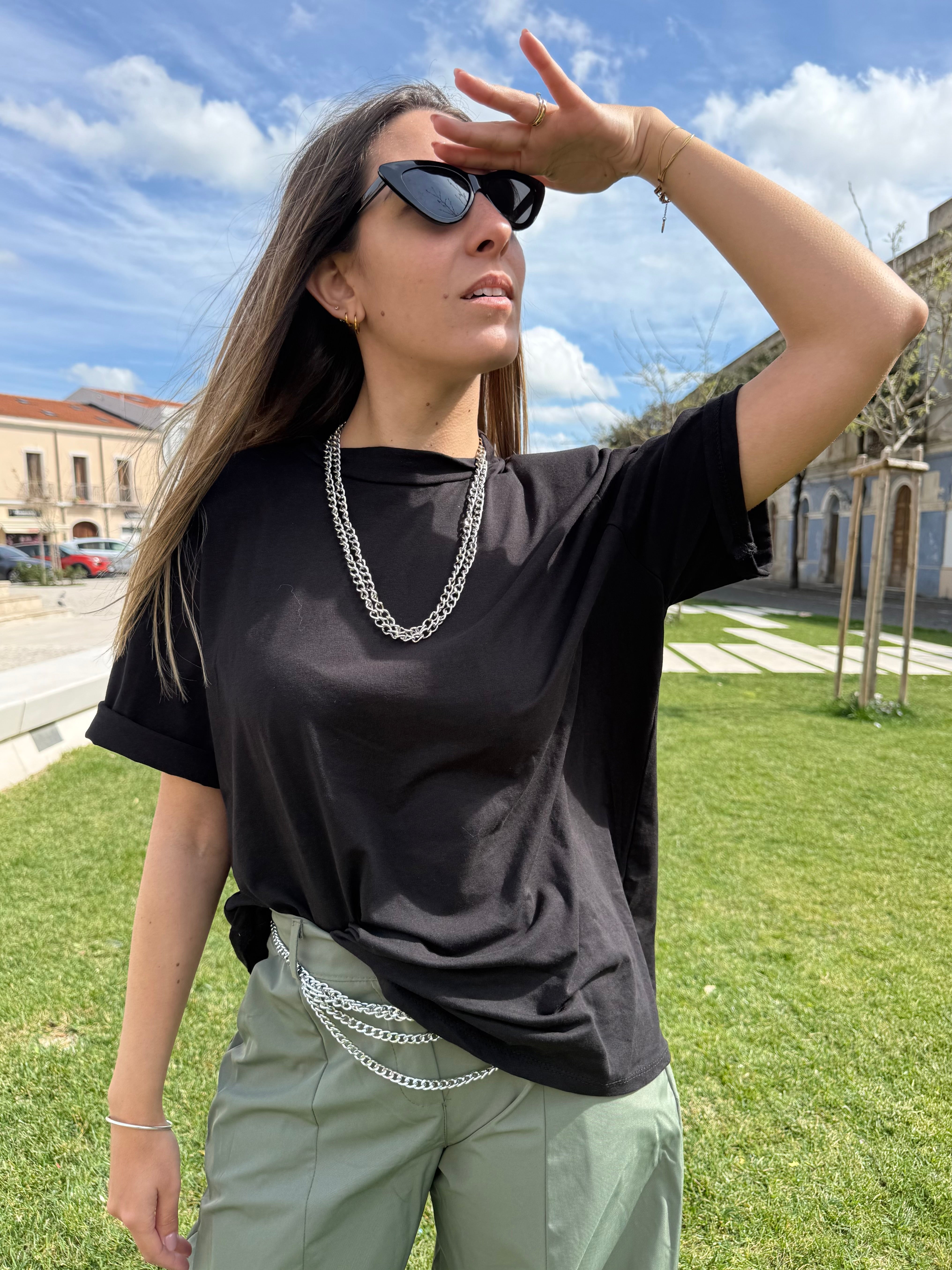 Maxi T-shirt “Basic vibes ” nera